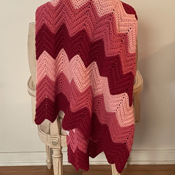 Vintage Handmade Afghan Adorable shades of Pink 🌺 - Picture 16 of 16